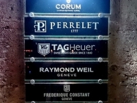 Таблички из оргстекла на дистанционных держателях