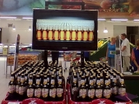 Брендирование паллет и стойка под ТВ